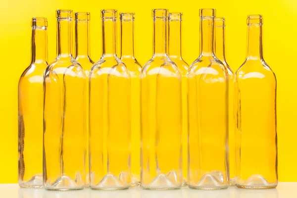 Dez garrafas de vidro vazias de pé — Fotografia de Stock