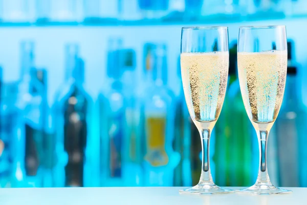 Šampaňské ve dvě sklenice — Stock fotografie