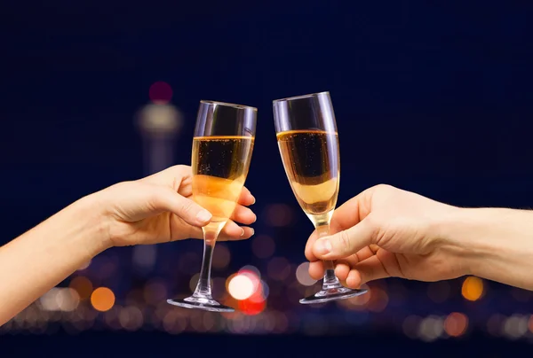 Man en vrouw handen met volledige champagneglazen — Stockfoto