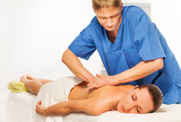 Masseur gör massage på kvinnlig kropp — Stockfoto