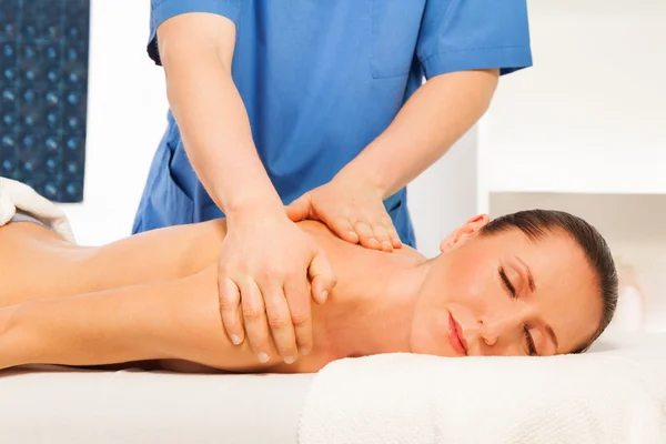 Mulher bonita desfrutando de massagem — Fotografia de Stock