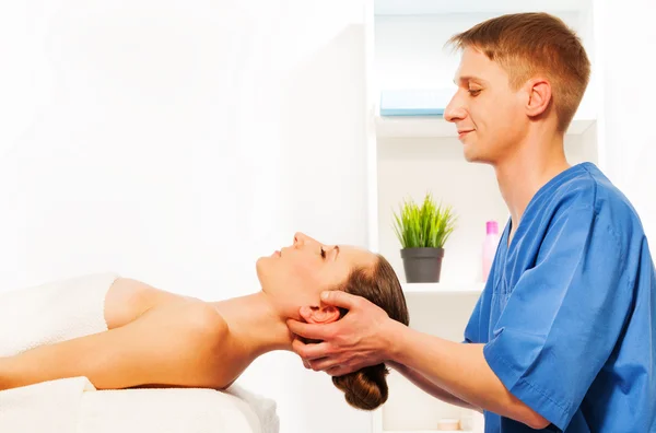 Massagista fazendo massagem na cabeça — Fotografia de Stock