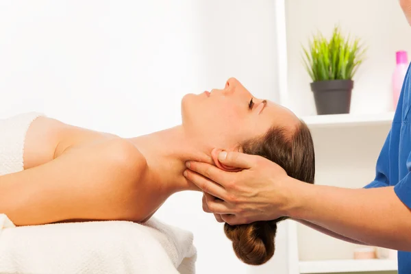 Massagista fazendo massagem no pescoço na mulher — Fotografia de Stock