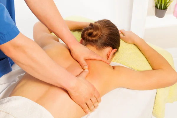 Jovem relaxante no spa — Fotografia de Stock