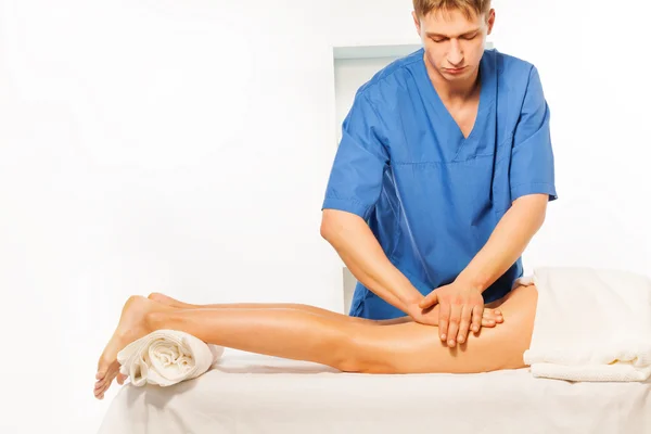 Physical therapist doing massage — Stock Photo, Image