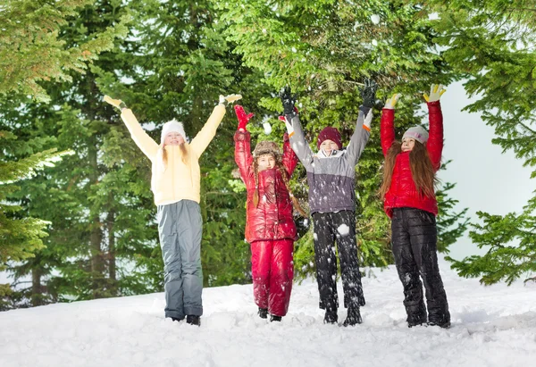 Quattro bambini in piedi — Foto Stock