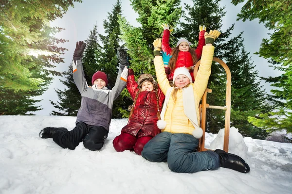 Glückliche Kinder ruhen sich nach Winterspielen aus — Stockfoto