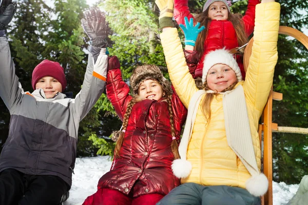 Niños descansando después del invierno juego — Foto de Stock