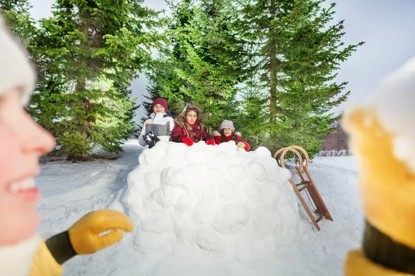 Bilde av jente som kaster snøball – stockfoto