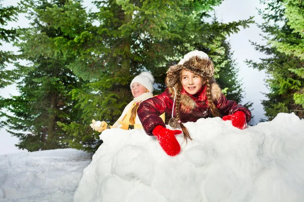 Meninas bonitos jogando as bolas de neve — Fotografia de Stock