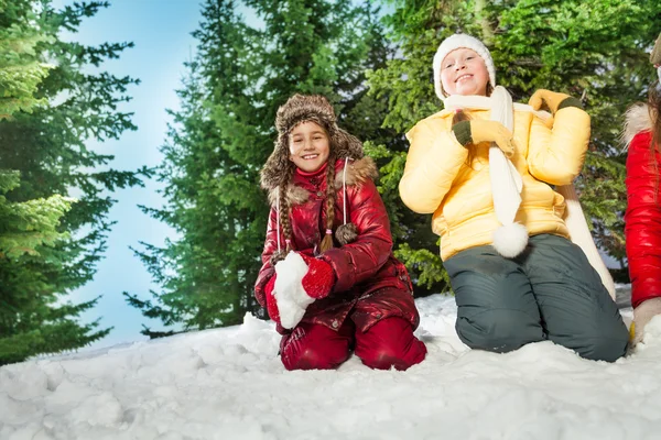 Niños felices jugando snowball f — Foto de Stock