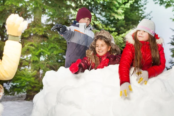 Barnen kasta snöbollar — Stockfoto