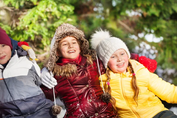 Niños en invierno en el bosque —  Fotos de Stock