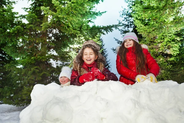 Meisjes spelen sneeuwballen — Stockfoto