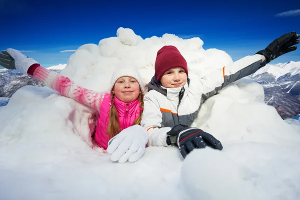 Діти в сніговій печері зовні — стокове фото