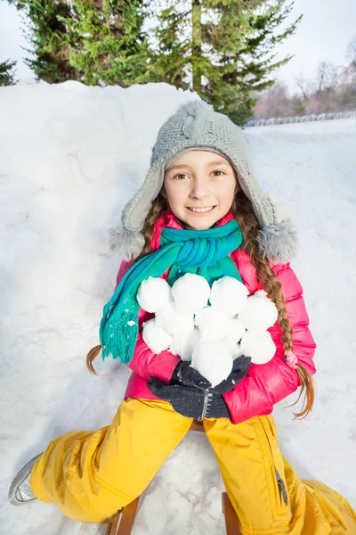 Smiling girl holding snowballs — Stock Photo, Image