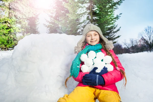 Dziewczyna zabawy z Śnieżki — Zdjęcie stockowe