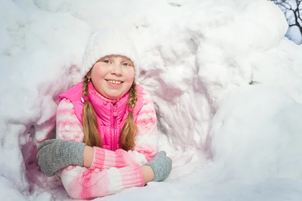 Lächelndes Mädchen liegt im Schnee — Stockfoto