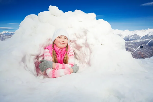 躺在雪地里的女孩 — 图库照片