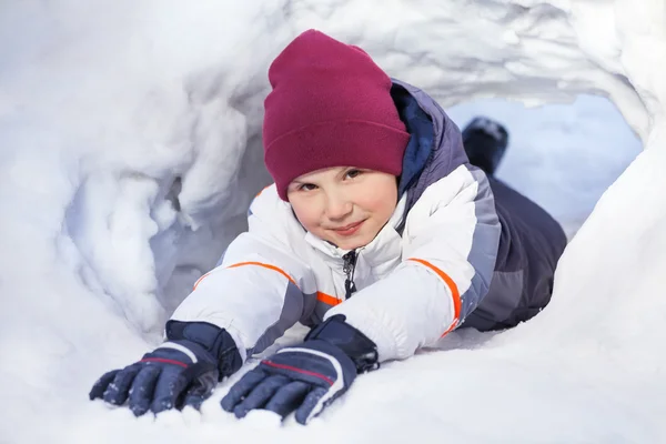 Funny boy i vinterkläder — Stockfoto