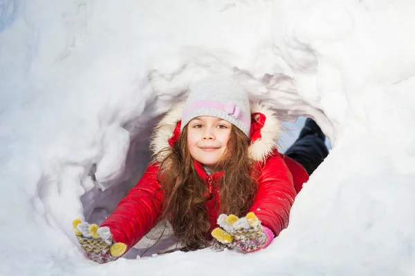 Mädchen liegt im Schnee — Stockfoto