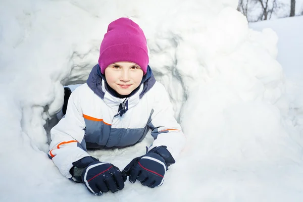 Jong kind spelen in de sneeuw — Stockfoto