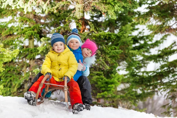 Niños niños y niñas se desliza hacia abajo —  Fotos de Stock