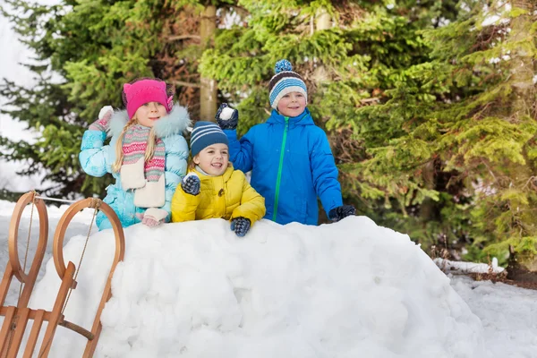小孩子们在雪城堡 — 图库照片