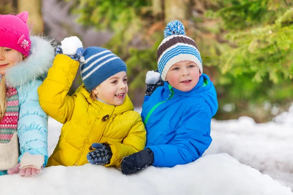 子供たちが公園で雪玉を投げる — ストック写真