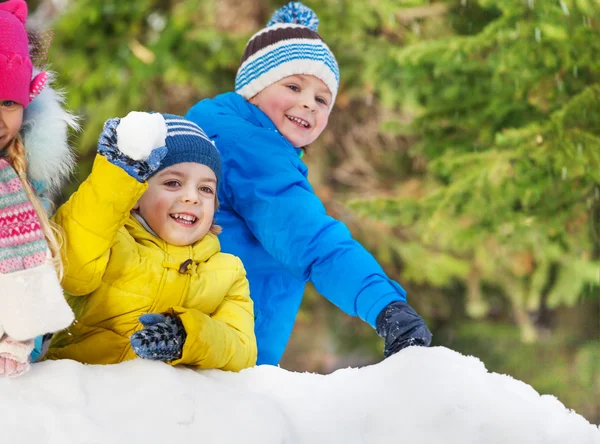 Groep van kleine kinderen gooien sneeuw — Stockfoto