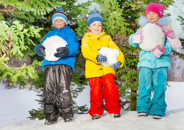 Pojkar och flicka står utanför — Stockfoto