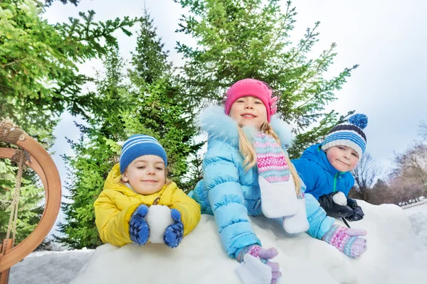 Pojkar och flicka i färgglada kappor — Stockfoto