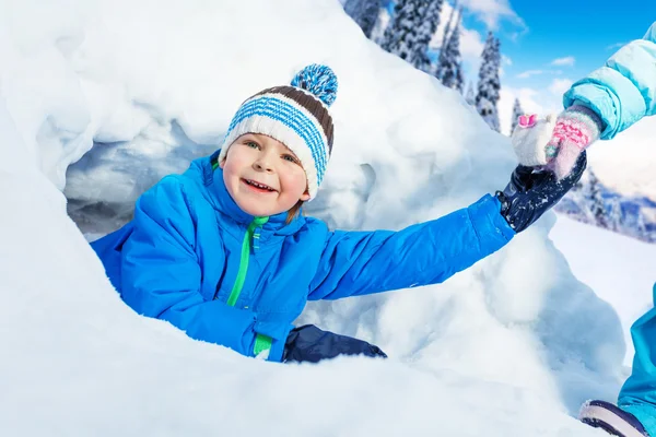 Jongen getrokken uit sneeuw tunnel — Stockfoto