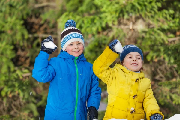 Glückliche Jungen spielen im Park — Stockfoto