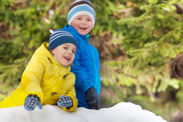 Les enfants jouent dehors sur la neige — Photo