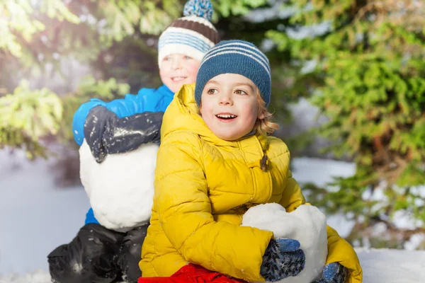 Twee jongetjes met sneeuw ballen — Stockfoto