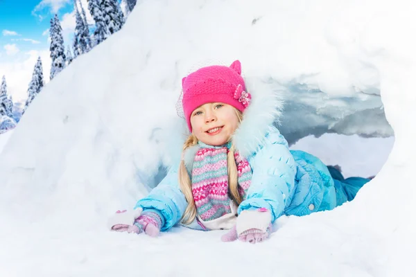 Glücklich lächelndes kleines Mädchen — Stockfoto