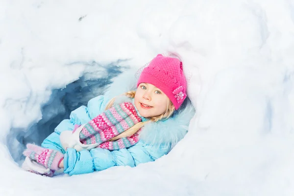 雪の中で小さな女の子プレイ — ストック写真