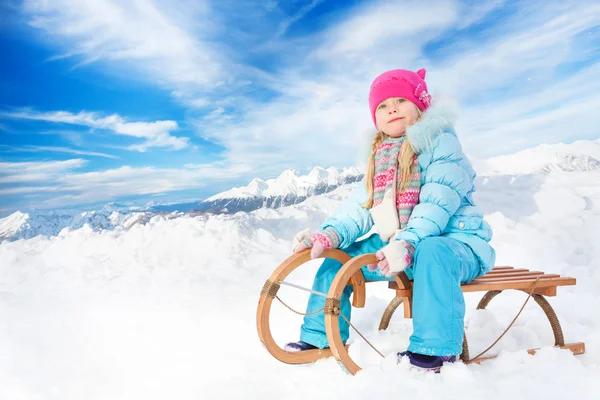 小女孩在雪撬上的蓝色 — 图库照片