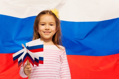 Bayrakları kümesi ile gülümseyen kız