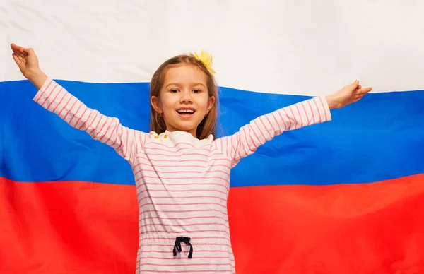 Menina contra bandeira da Rússia — Fotografia de Stock