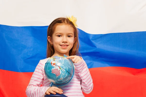 Κορίτσι με σφαίρα κατά σημαία της Ρωσίας — Φωτογραφία Αρχείου