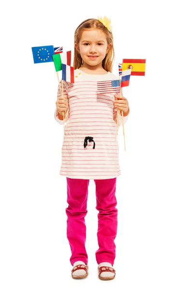 Menina segurando galhardetes de nações europeias — Fotografia de Stock