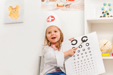 Doktor düşünülmeli'nın işareti ile oynayan kız