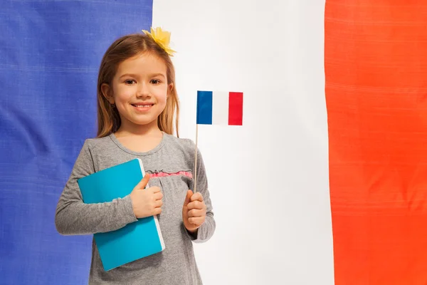 Flicka med flagga och bok — Stockfoto