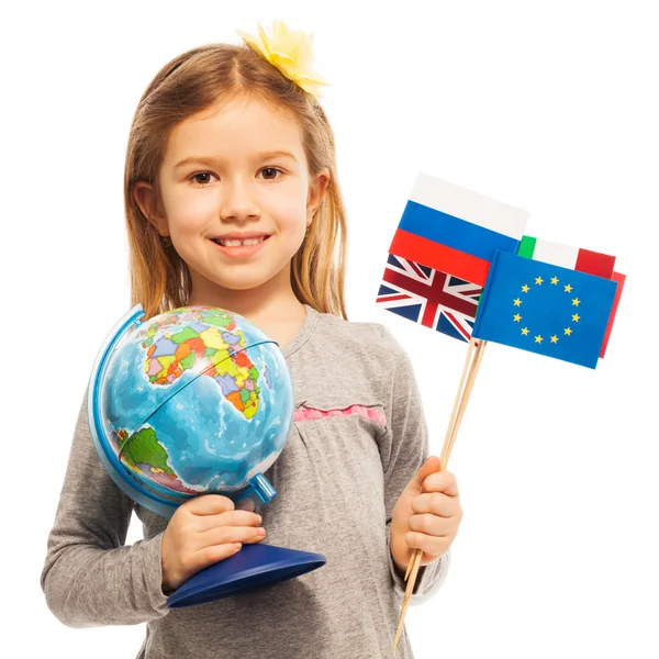 Colegiala con banderas de las naciones europeas — Foto de Stock