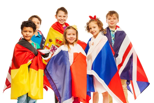 เด็กที่ถูกห่อหุ้มด้วยธงชาติยุโรป — ภาพถ่ายสต็อก