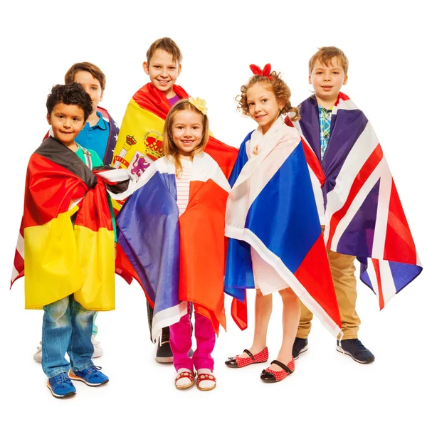Enfants enveloppés dans des drapeaux de nations européennes — Photo