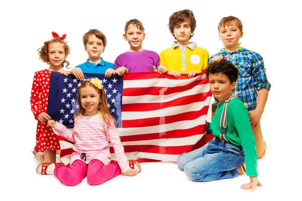 Grupo de crianças segurando bandeira americana — Fotografia de Stock