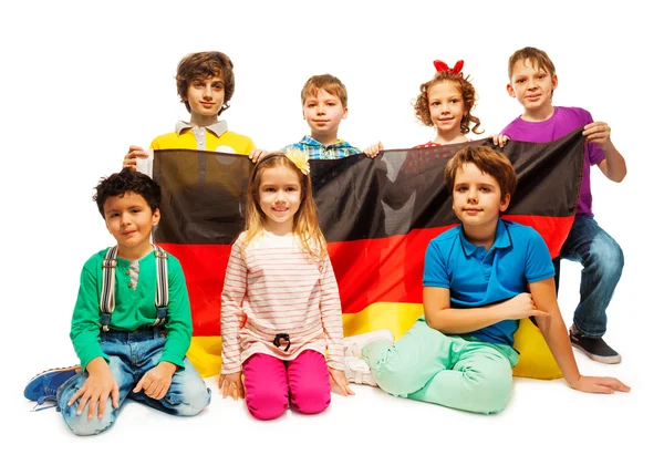 Kinder sitzen mit Deutschland-Fahne — Stockfoto